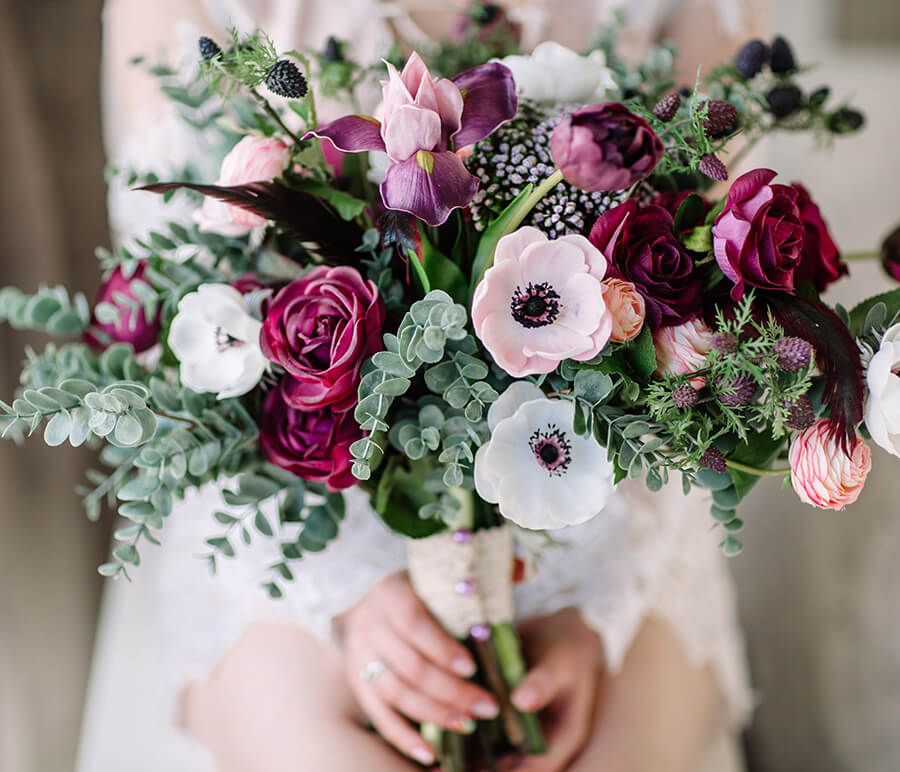 Braut mit Hochzeitsstrauß in kräftigen Pink- und Lilatönen Braut mit Hochzeitsstrauß in kräftigen Pink- und Lilatönen
