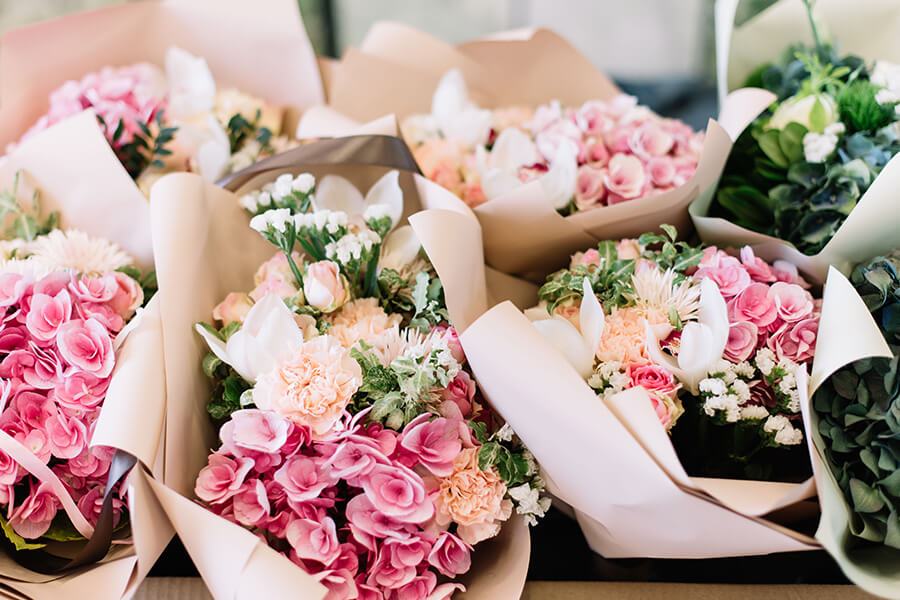 Verschiedene rosafarbene bunte Sträuße auf einem Tisch Verschiedene rosafarbene bunte Sträuße auf einem Tisch