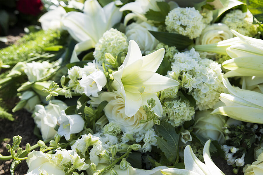 Prächtiges Trauergesteck mit Lilien Prächtiges Trauergesteck mit Lilien